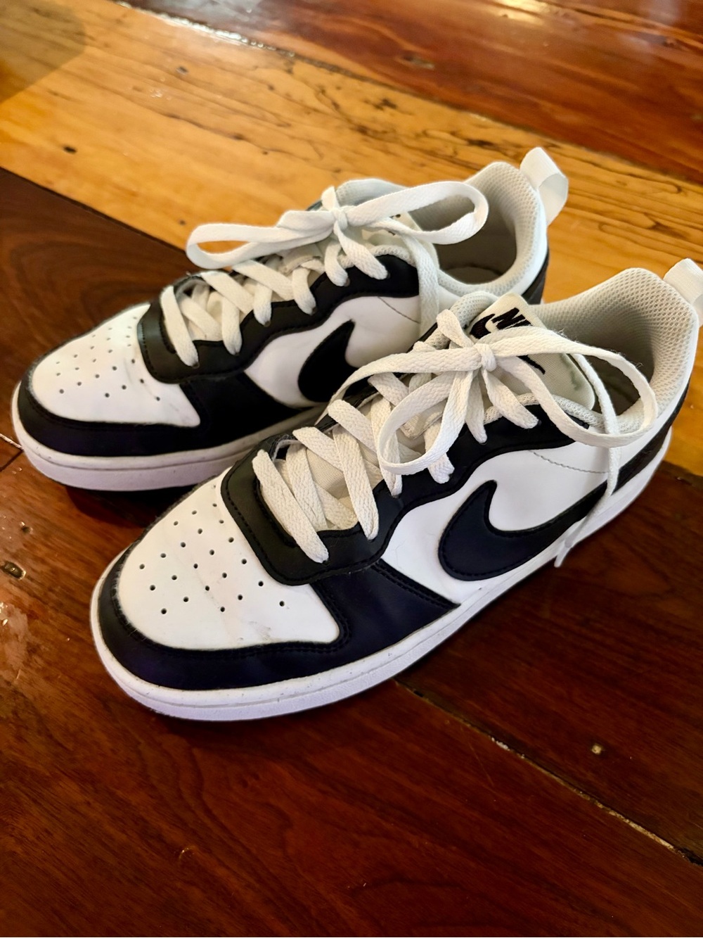 Nike Boys Low-Top Sneakers in White and Black | Classic Swoosh